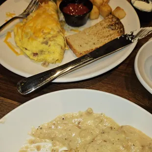 Omlette, potatoes, toast. Biscuits and gravy (don&apos;t bother ordering).