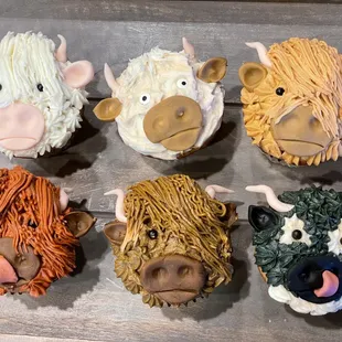 a variety of animal cupcakes