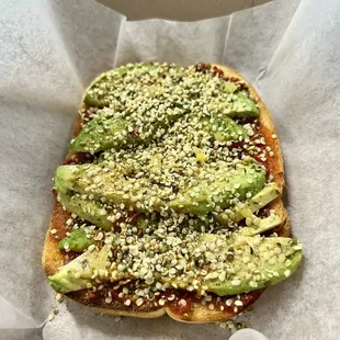 Spicy avocado toast (harissa)