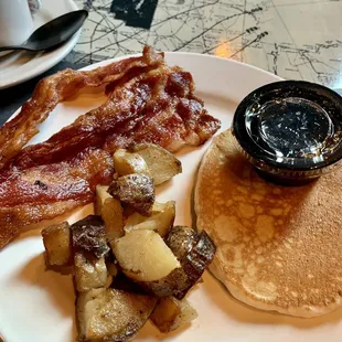 a plate of breakfast food