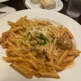 Penne in vodka sauce with meatballs