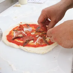 Prosciutto, anchovy, fresh sauce and raw garlic, a Napolitano classic in the making!