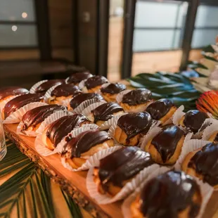 Mini eclairs (photo credit: Willmus Weddings)