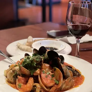 a plate of pasta and clams