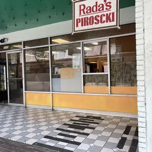 the outside of a restaurant