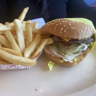 Cheeseburger with fries