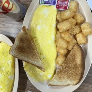 Eggs tater tots and toast
