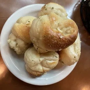 6 Garlic Knots