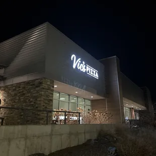 the outside of a restaurant at night