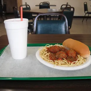 Spaghetti and meatballs with garlic roll
