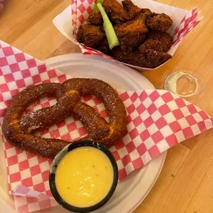 food, chicken wings and fried chicken