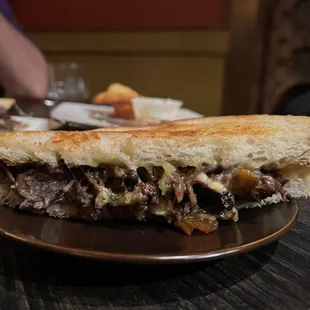 a roast beef sandwich on a plate