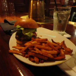 Victoria Pub Black Angus Burger
