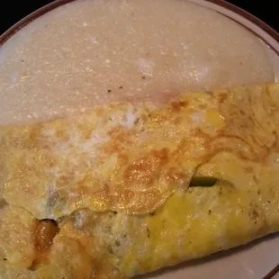 Veggie omelette, holdd the tomatoes, and a big ol&apos; serving of.grits