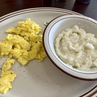 Two eggs with grits