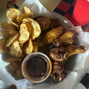 Wings and homemade potatoes chips