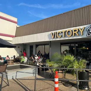 the outside of a restaurant