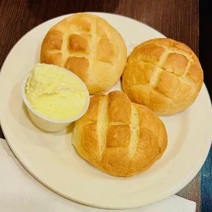 complimentary microwaved rolls with soft butter
