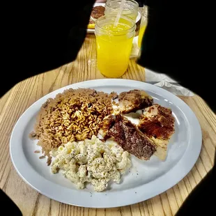 Plato del Dia: Moro negro, ensalada de códitos y costillas horneadas.