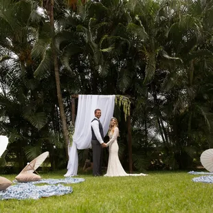 Casual Boho chic wedding  (Photo by Molly Caskey)