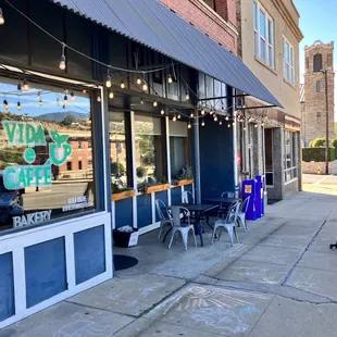 the outside of a restaurant