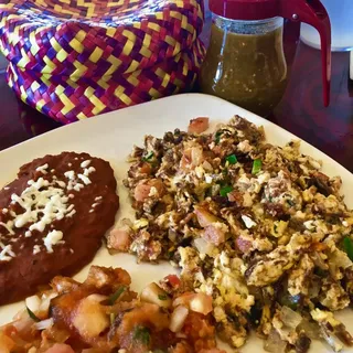 Machacado con Huevo Plate