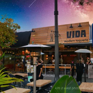 The 'al fresco' dining is enhanced by the beautiful foliage. IG: @kim.d.west