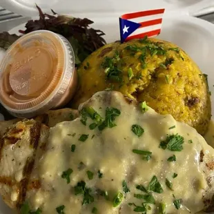 Pechuga de Pollo a la Plancha en Salsa de Queso con Mofongo / Grilled Chicken Breast in Cheese Sauce with Mofongo