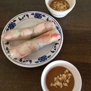 Summer roll with peanut sauce