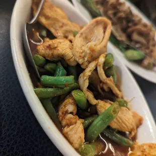 a plate of chicken and green beans