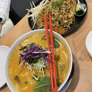 Koa mee lao fried noodle
