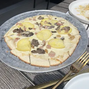 White sauce pizza with truffle oil was AMAZING!