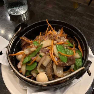 40. Com Tay Cam Bo / Clay pot rice with beef