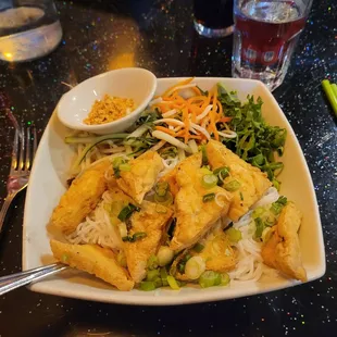 Vermicelli with fried tofu substitute