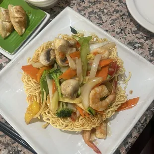 Crispy noodles, vegetable with shrimp