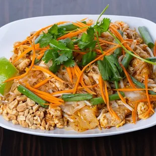 a plate of pad thai food