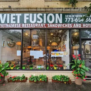 the front of a vietnamese restaurant