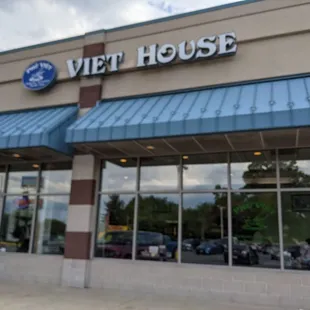 the front of a vietnamese restaurant