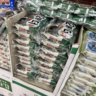 Roasted seaweed in individual portions