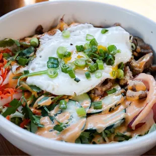 Salad bowl with grilled pork