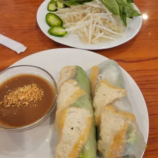 Tofu spring roll with peanut sauce