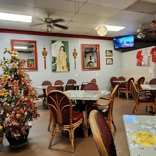 the interior of a chinese restaurant
