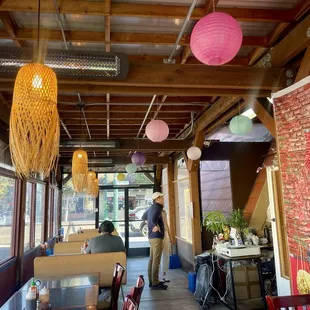 Love the lanterns and the cleanliness too!!! Super cute decorations :-))