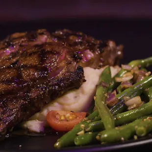 steak, mashed potatoes and green beans