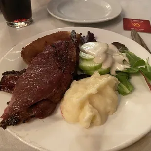 Picanha mashed potatoes and spinach salad.