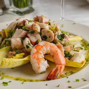 a plate of shrimp and lemon wedges