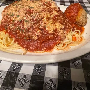 a plate of spaghetti and meatballs