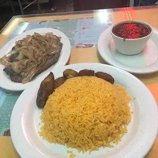 Sauté onion steak, yellow rice, black beans and sweat plantain