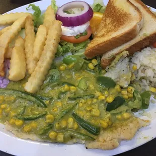 Pescado poblano con arroz y verduras. Está sabroso con elotes.