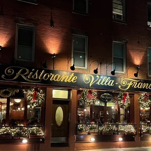 the outside of a restaurant at night